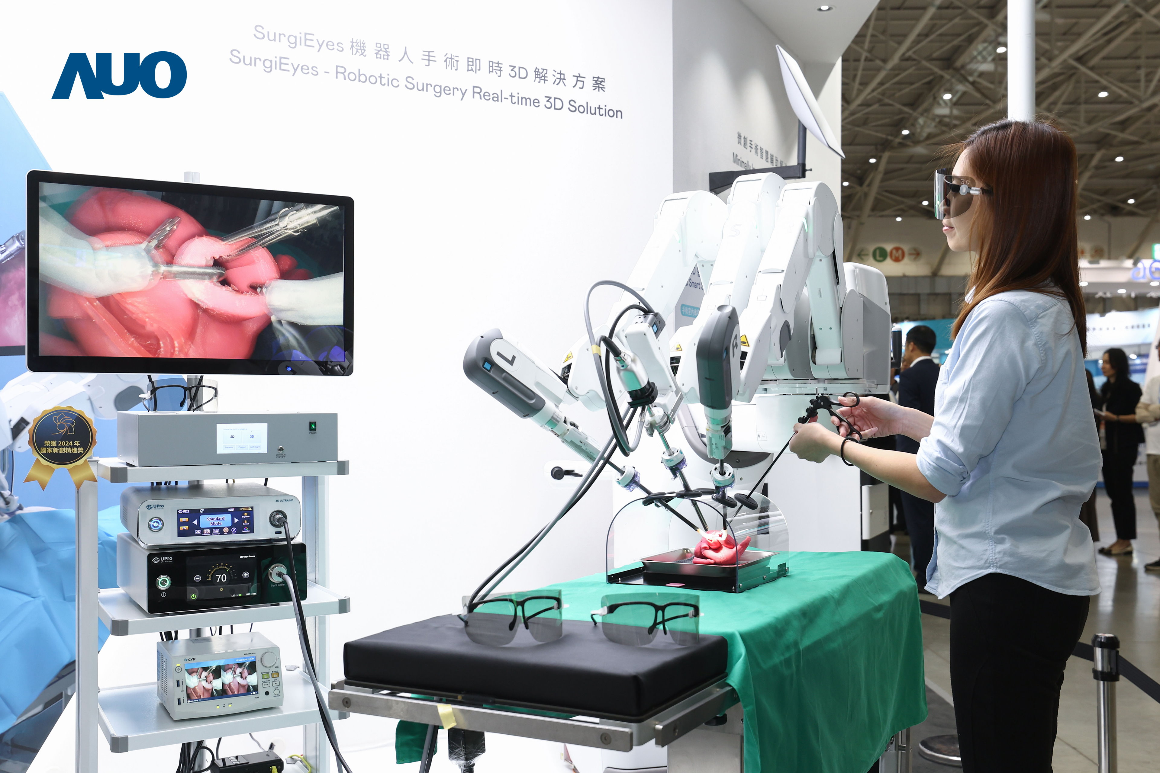 �_�����I�ȵ�3D�@ʾ���g�Ƴ���SurgiEyes�C�������g���r3D��Q���������������M3D�D��̎���c����3D��ֱ��ҕ�����Vɫ����@ʾ���g�����g�F꠿Ɍ��rͬ�������t��ҕ�ǿ�������3DӰ��������ͨЧ���c��ȫ����