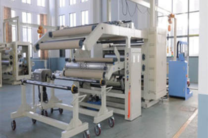 高效自動(dòng)化 熱銷輕泥與橡皮泥水平分裝機(jī)的全自動(dòng)包裝解決方案