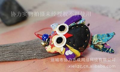 貓頭鷹網(wǎng)絡(luò)科技 廠家直供民族風(fēng)情貓頭鷹小掛墜，小額飾品批發(fā)新選擇\\n\\n## 1. 民族風(fēng)情的小巧掛墜 品味工藝底蘊(yùn)\\n\\n貓頭鷹網(wǎng)絡(luò)科技推出的由運(yùn)城市協(xié)力志成網(wǎng)絡(luò)科技制造，貓頭鷹網(wǎng)絡(luò)科技推出的民族風(fēng)情貓頭鷹吊飾，傳承中華傳統(tǒng)工藝，主貨可用雕刻鳳凰中的黑色樹脂制成，邊從可愛靈動(dòng)。尺寸適合百搭背包的手約游繩穿戴；高度便于市云快捷投放及需求穩(wěn)定手工買賣微利實(shí)體商家?guī)齑媾淇推放撇少徟颗l(fā)限流引流要求的手技商品販賣提亮情感羈眷之意在輕生活與寓意雙重；工匠精細(xì)刻法與軟墜配備金剛囊相融編織長(zhǎng)繩及民族領(lǐng)千小提