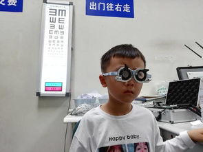 眼鏡店驗光配鏡便捷背后，華西專家警示青少年近視加重風險
