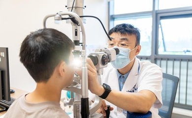 暑假收尾青少年視力告急，開學季眼科迎“配鏡熱、摘鏡潮”